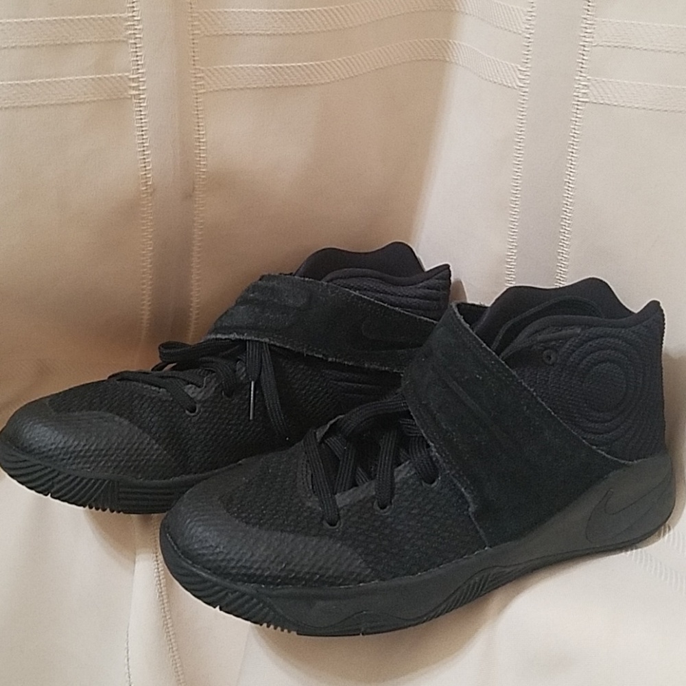 NIKE Kirie 2 Triple Black